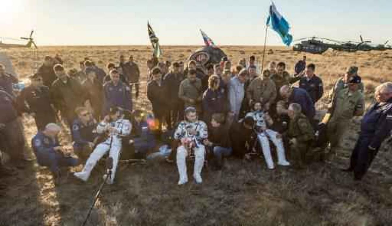 Amerikaanse recordhouder keert met twee Russische kosmonauten terug naar aarde