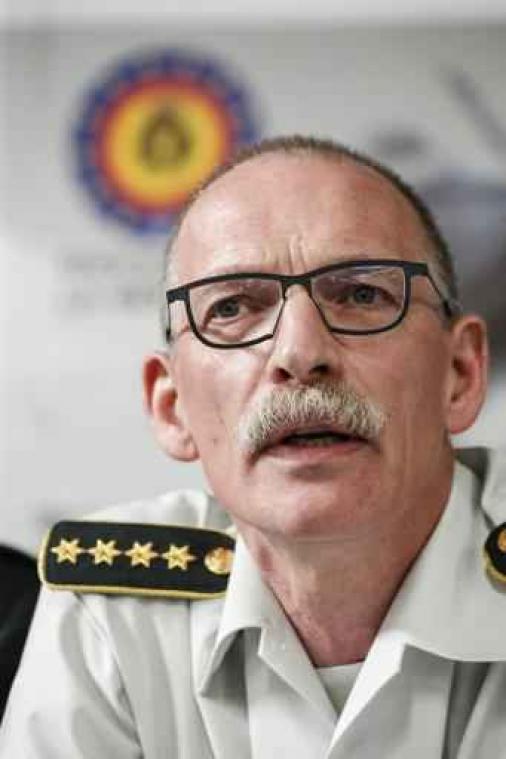 Legerchef wil minder militairen op straat