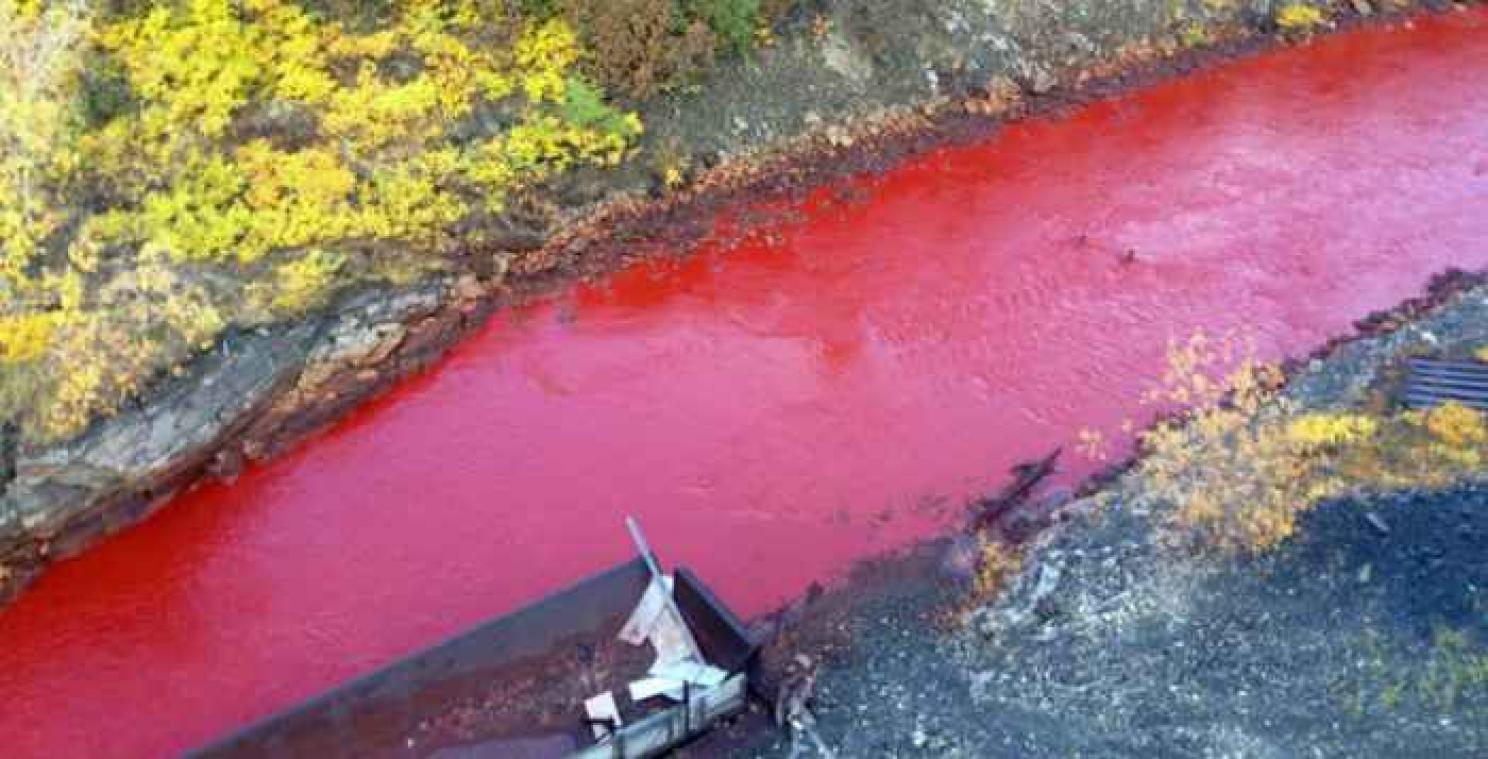 Russische rivier kleurt bloedrood