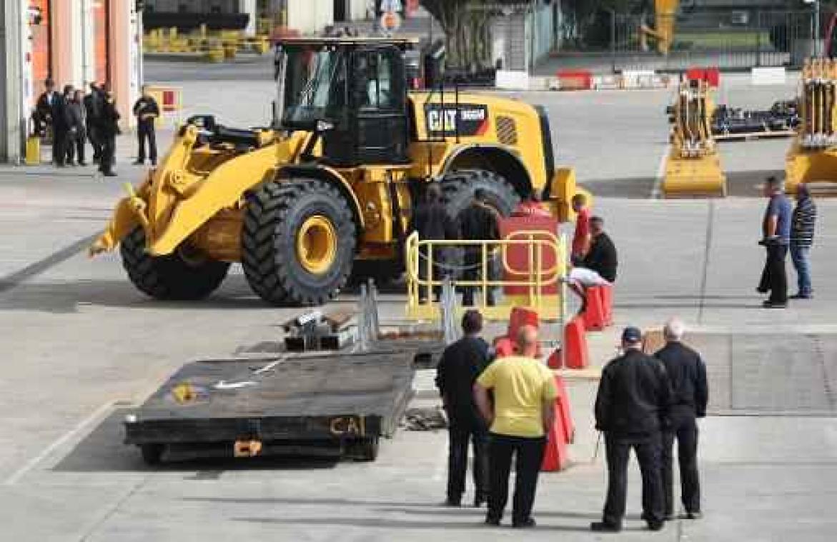 Regering overweegt gerechtelijke stappen na sluiting Caterpillar