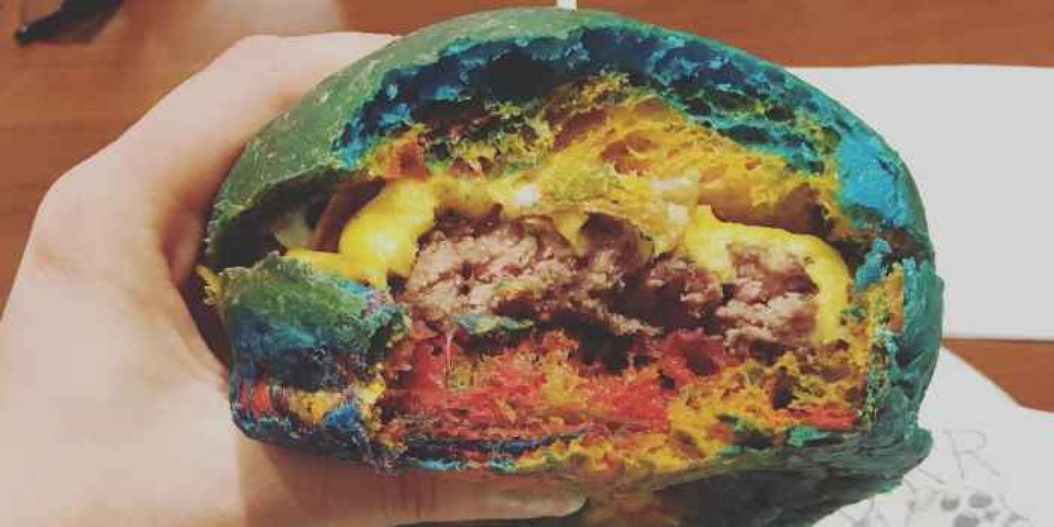 Australiërs smullen van burgers in alle kleuren van de regenboog