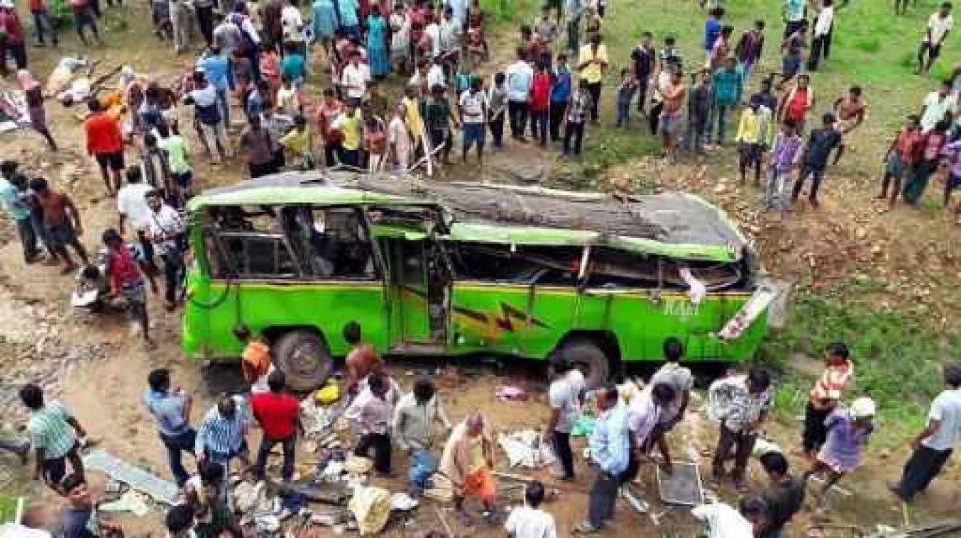 Bus stort in diepte in India, zeker 21 doden