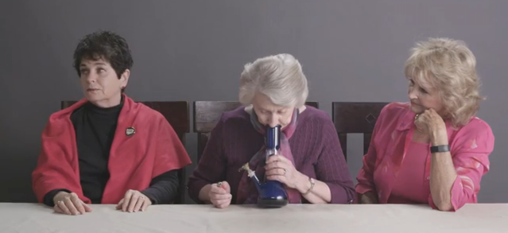 Zo reageren grootmoeders als ze stoned zijn