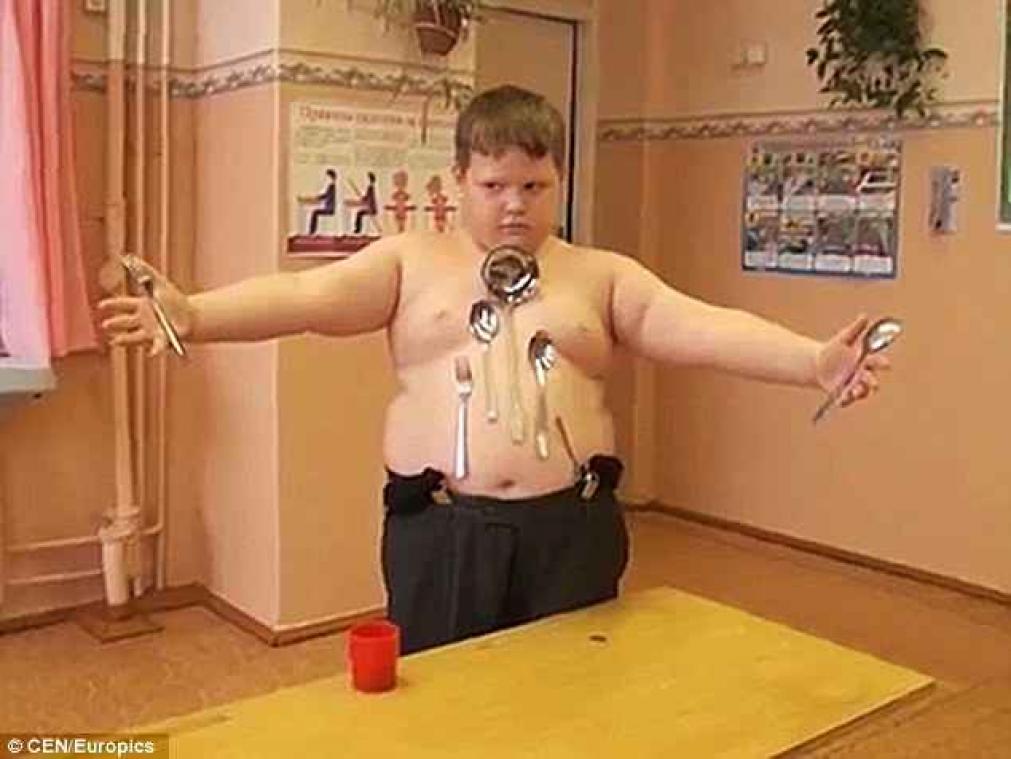 Russische jongen kan metaal besturen zoals Magneto