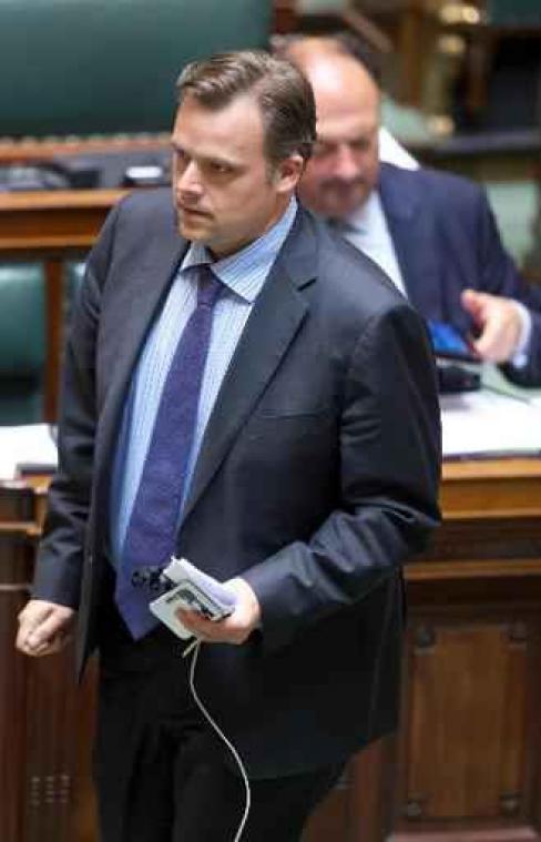 Fiscus screent bankkaarten - staatssecretaris De Backer ziet toe op respect privacy