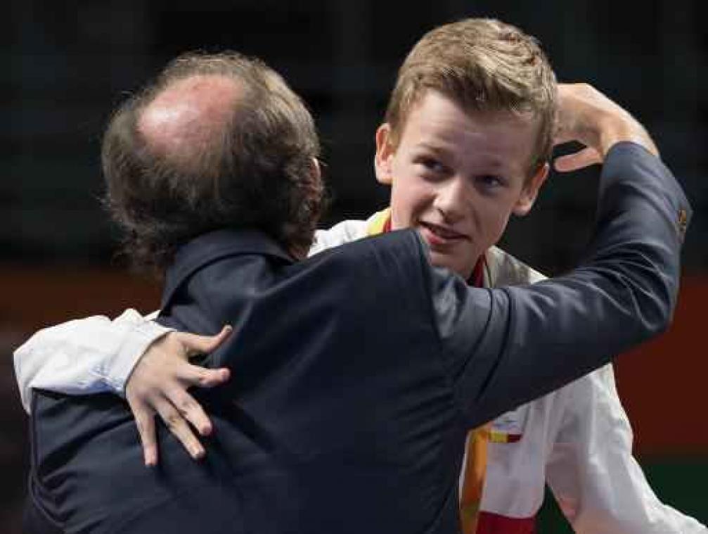 Paralympische Spelen - Philippe Muyters overhandigt Laurens Devos gouden medaille: "Ben stem wat kwijt"