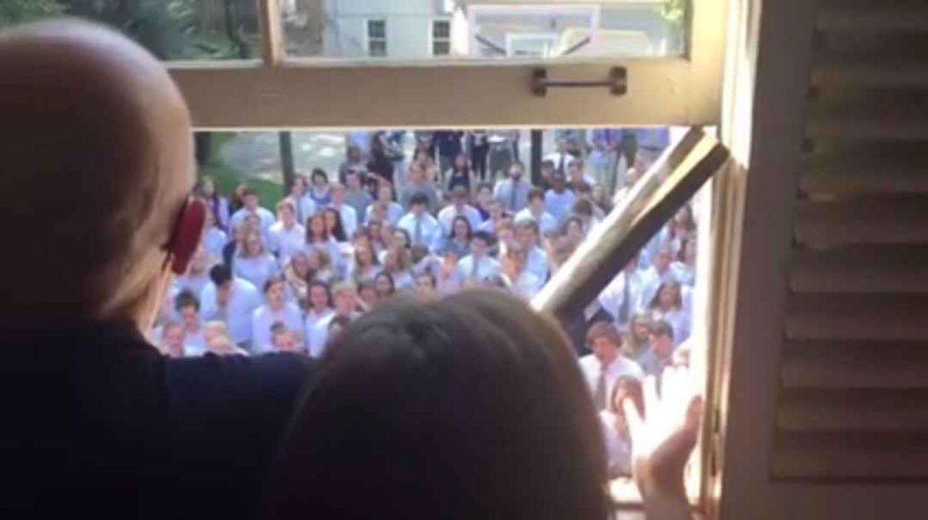 Meer dan 400 studenten zingen voor leerkracht met kanker