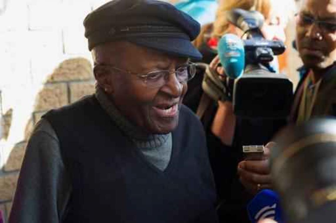 Zuid-Afrikaanse Nobelprijswinnaar Desmond Tutu verlaat het ziekenhuis