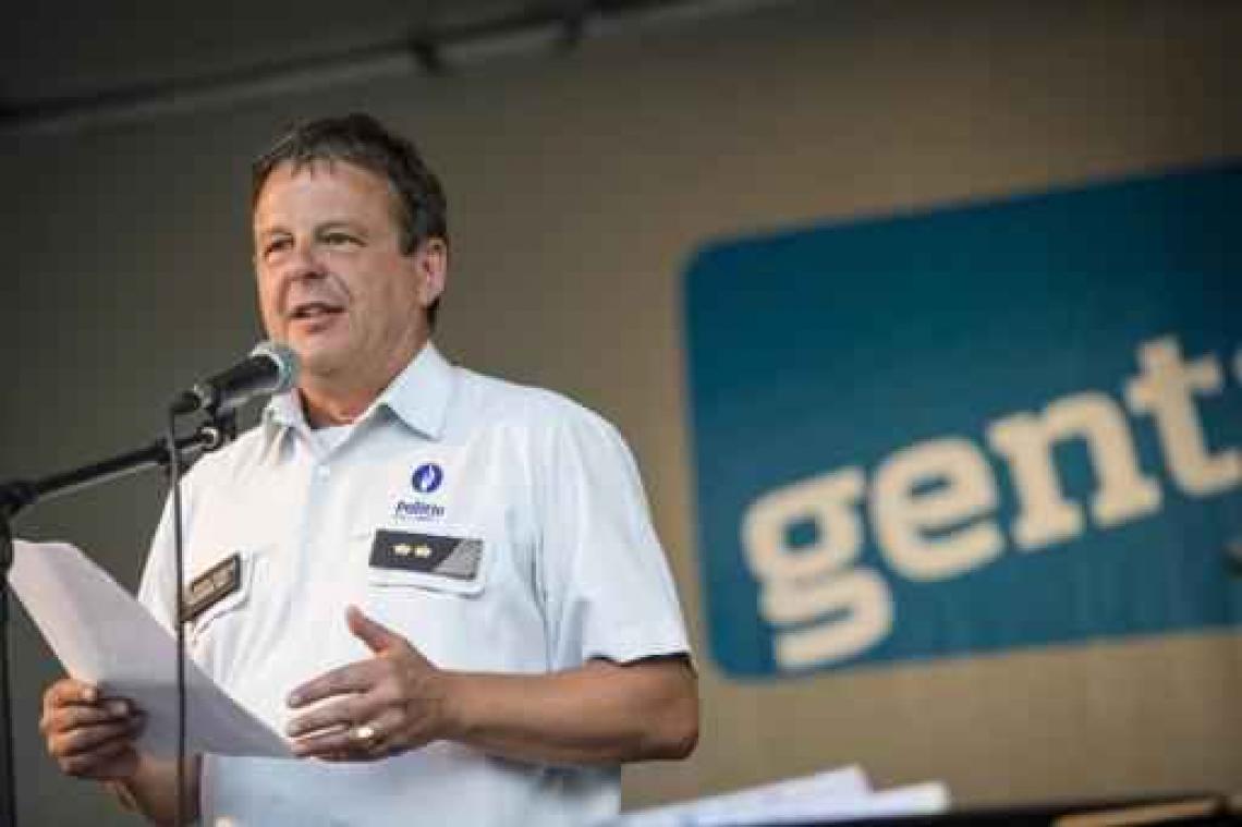 Waterkanon ingezet tegen Turkse tegenbetogers bij optocht Voorpost in Gent
