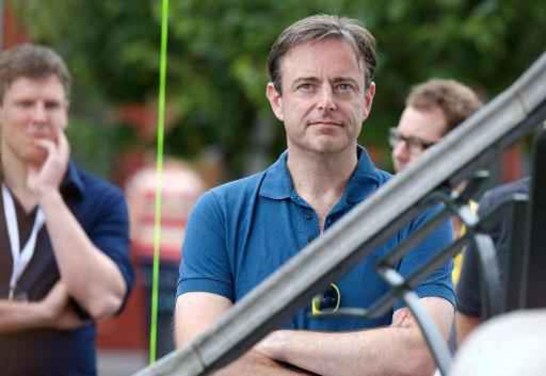 Bart De Wever fluit Vuye en Wouters terug