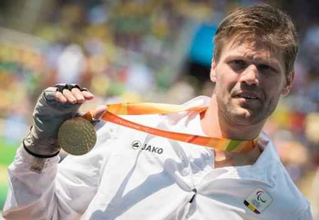 Peter Genyn is Belgische vlaggendrager tijdens slotceremonie