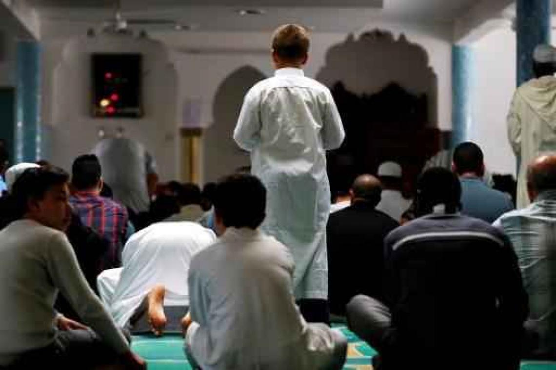 Ruim kwart Franse moslims beleeft religie strikt en staat zo in marge van maatschappij