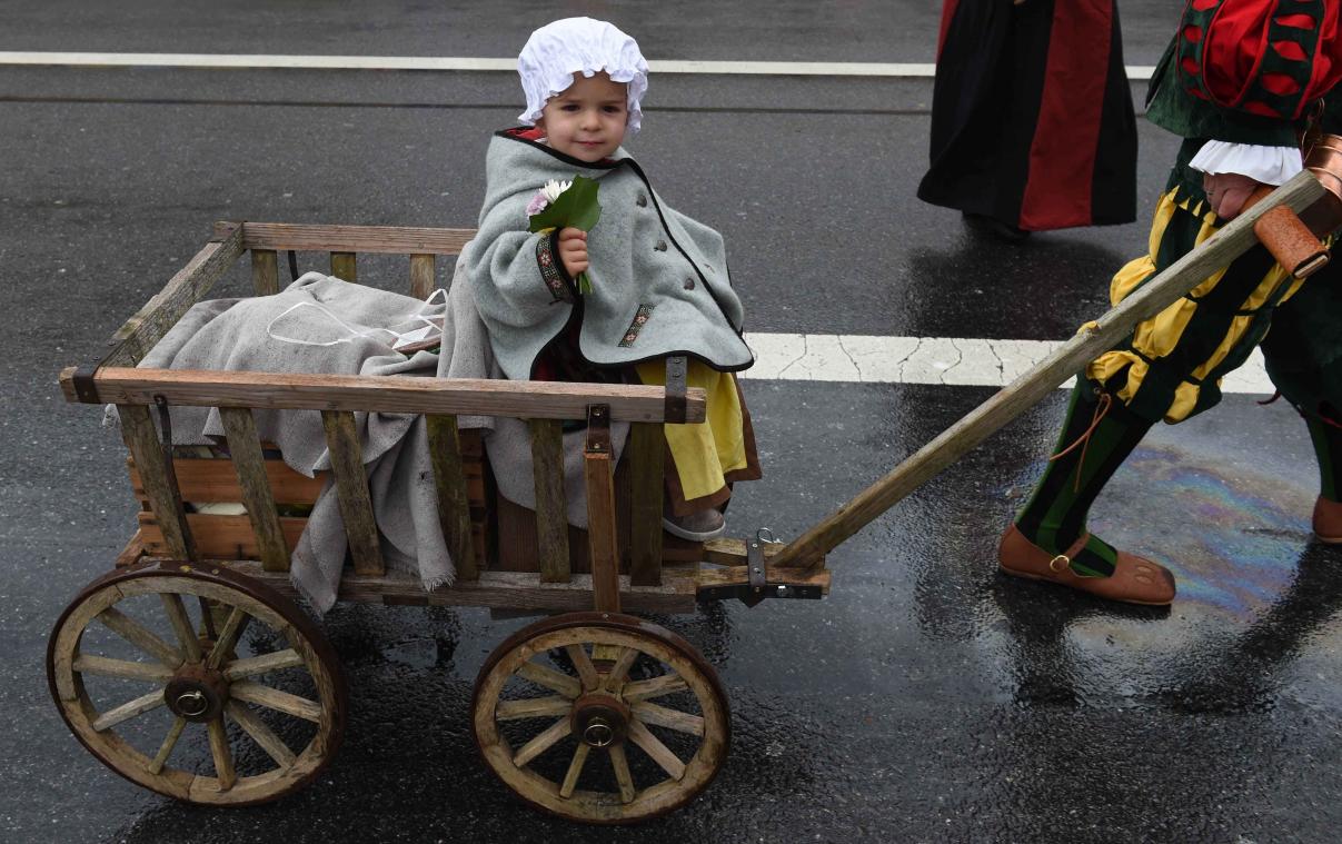 IN BEELD. Kostuumparade trekt Oktoberfest op gang