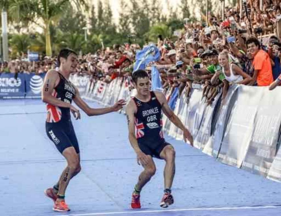 Mario Mola pakt wereldtitel triatlon na dramatische ontknoping