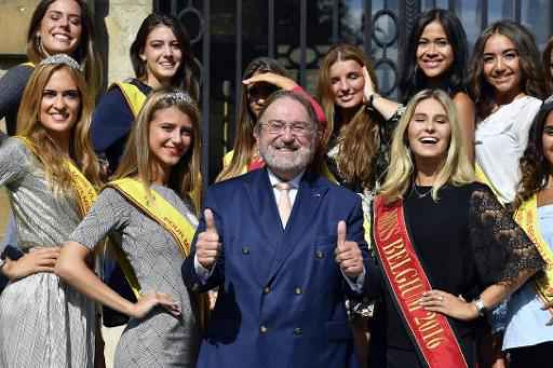 Herman De Croo probeert kandidates Miss België wat algemene kennis bij te brengen