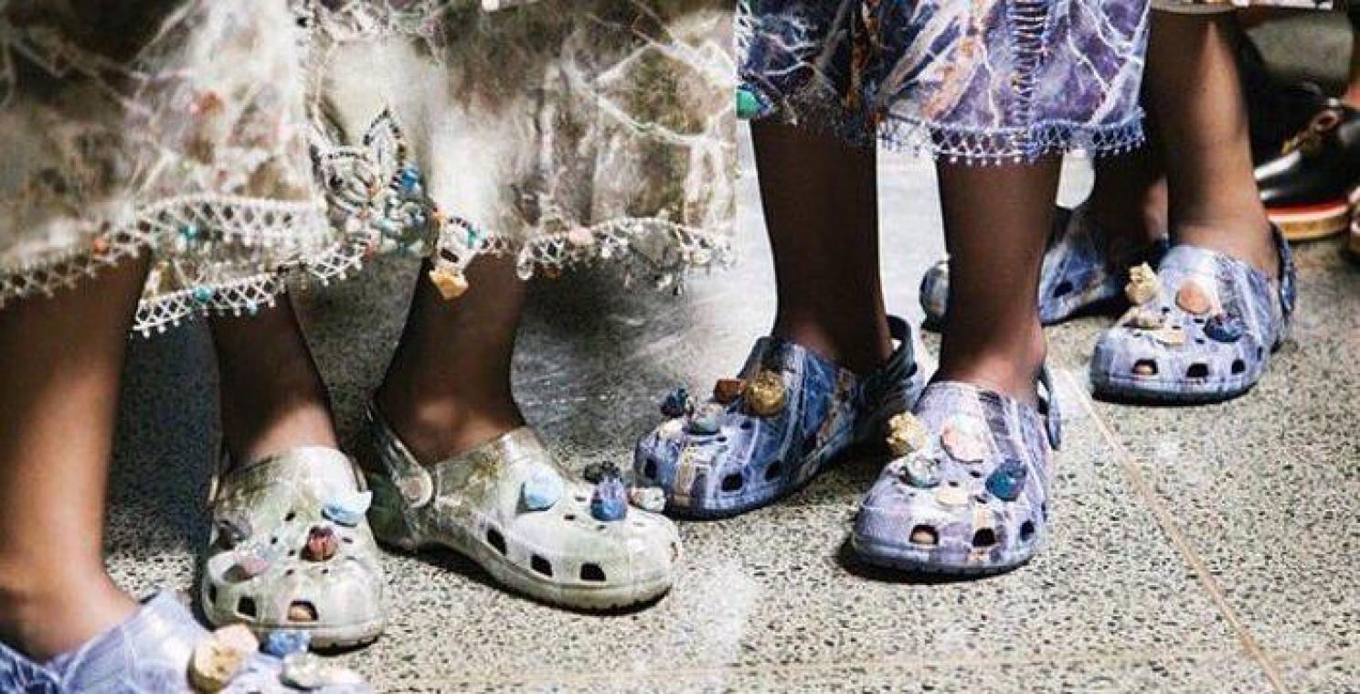 De wereld op zijn kop: Crocs op de catwalk