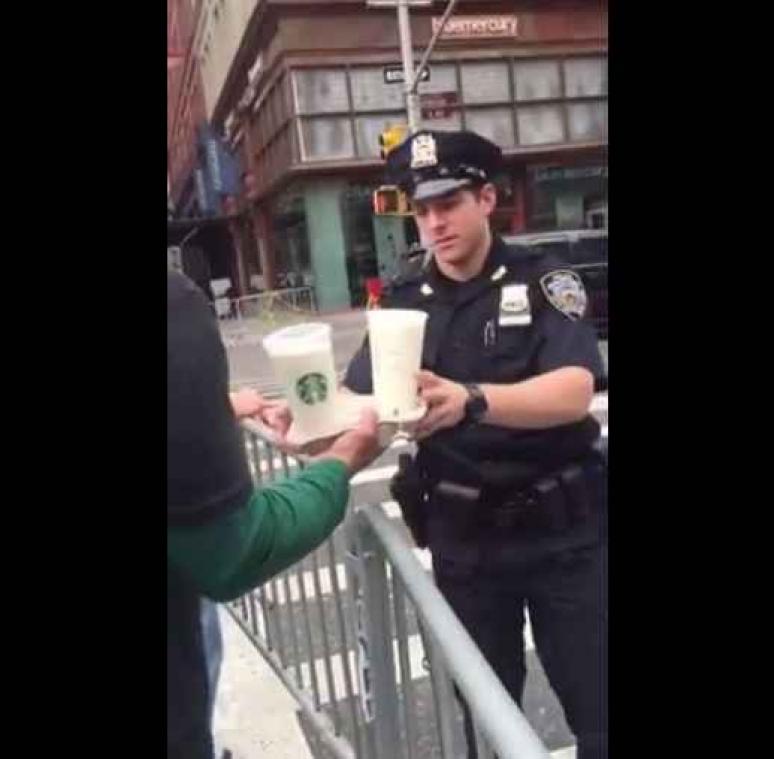 Barista bedankt agenten met koffie en gebak na aanslagen in New York