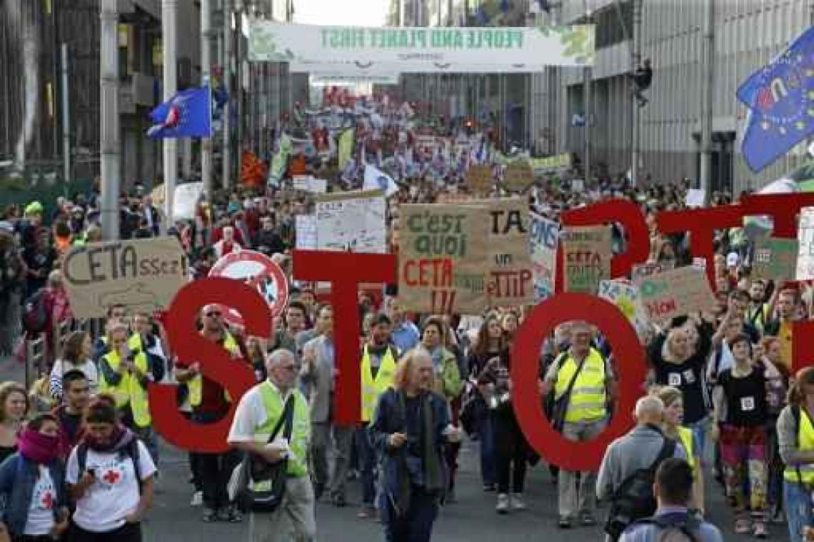 Manifestanten tegen CETA en TTIP palmen Wetstraat in op uur van de avondspits