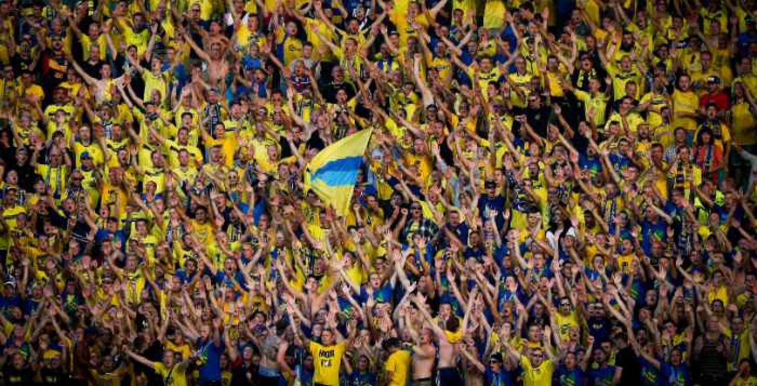 Bal in het publiek redt Deense voetbalfan