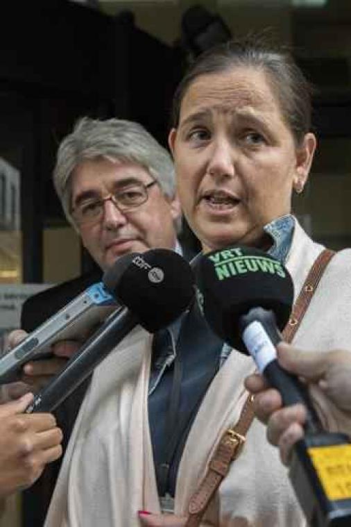 Kamerleden Hendrik Vuye en Veerle Wouters stappen uit de N-VA