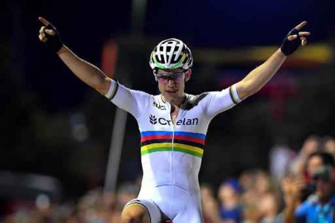 Van Aert boekt in Vegas derde seizoenszege