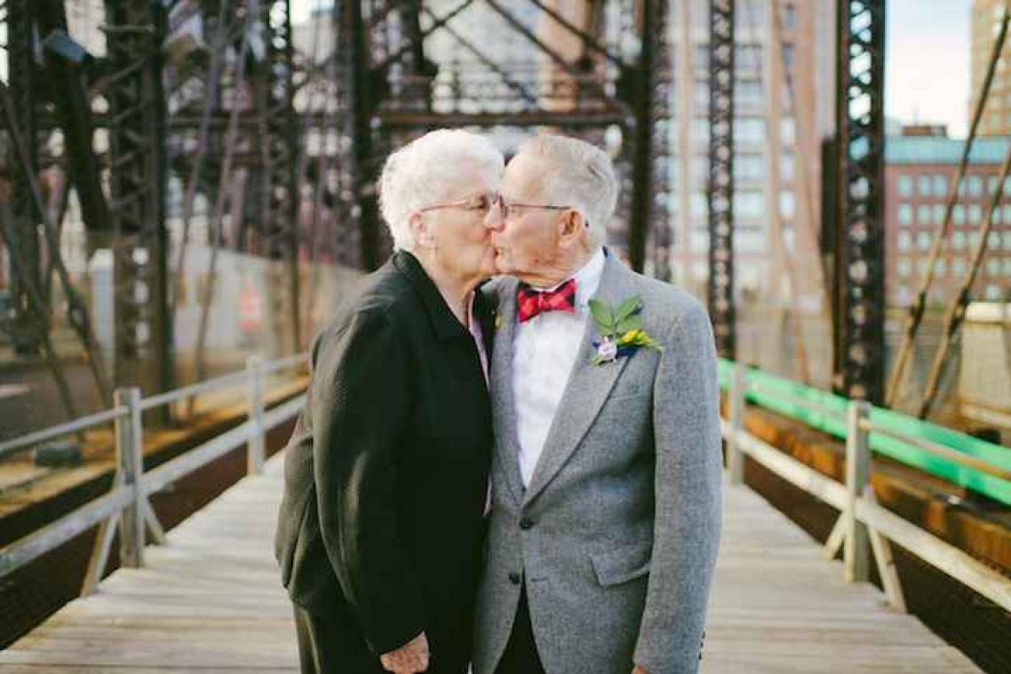 Eerste fotoshoot ooit voor schattig 61 jaar getrouwd koppel 