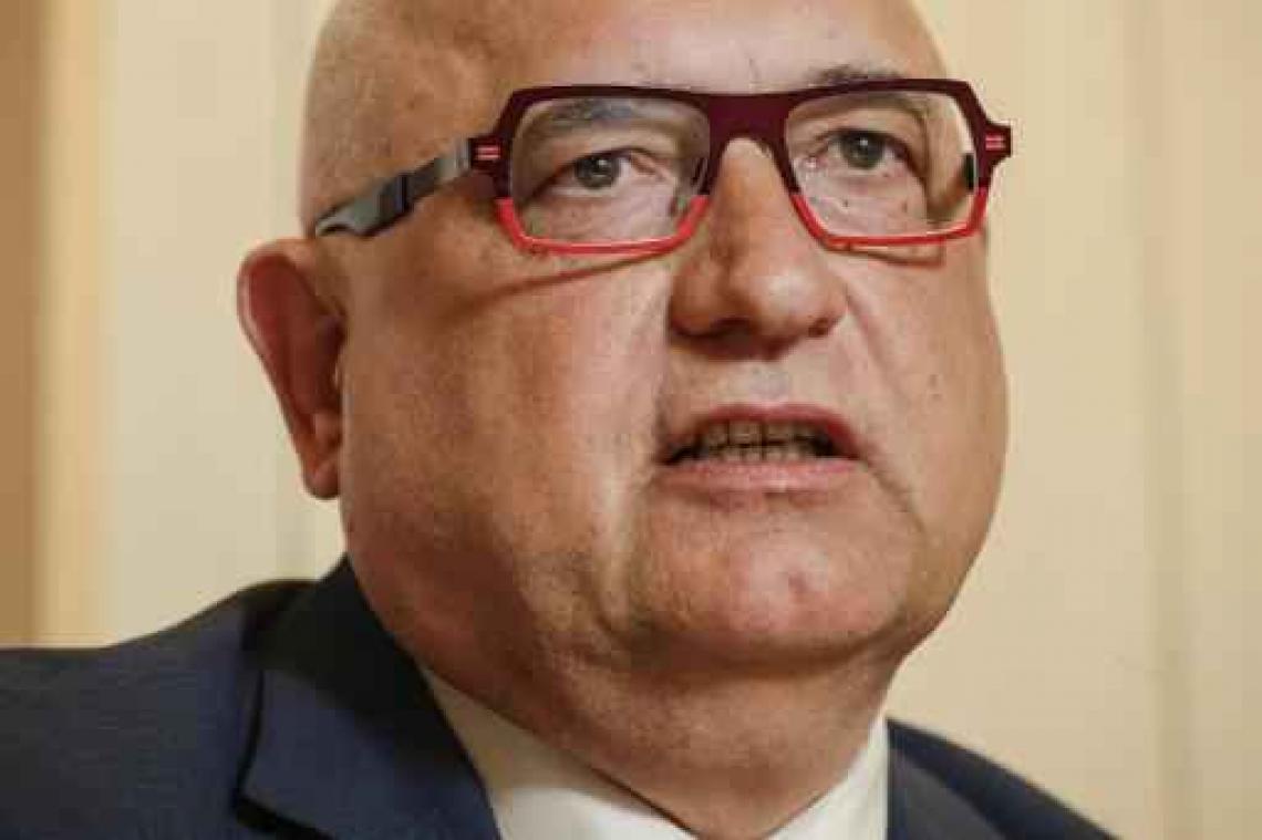 ABVV hekelt "minister van private pensioeninstellingen"
