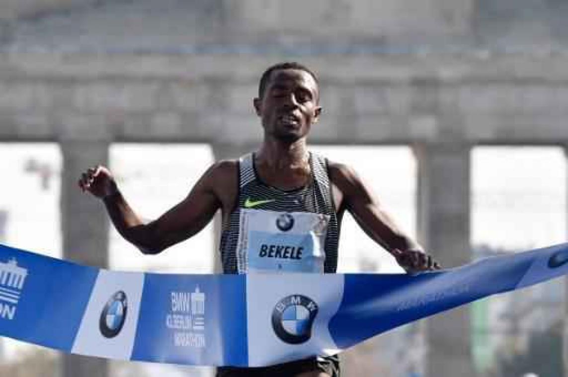 Kenenisa Bekele wint marathon Berlijn in toptijd