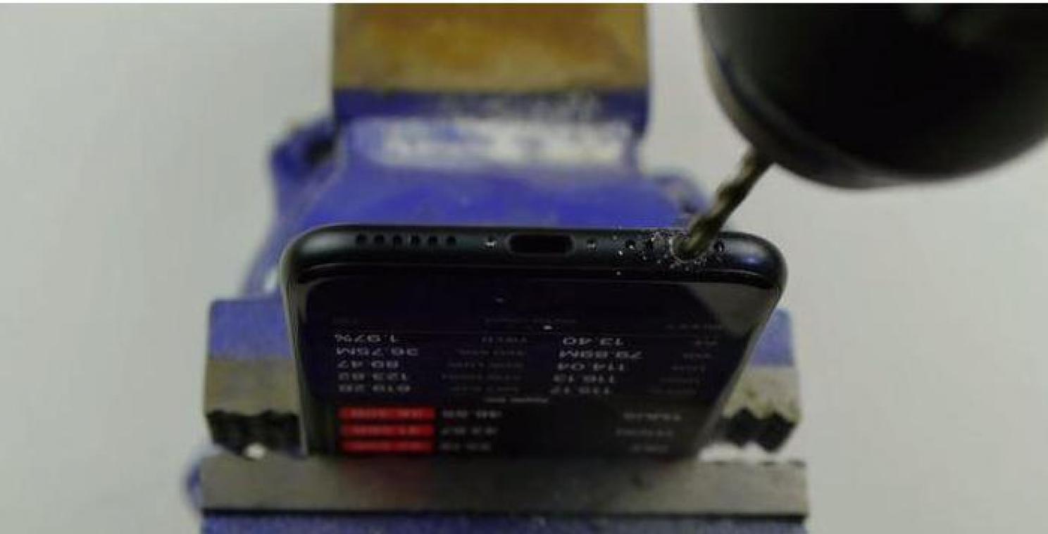 Grapjas laat Apple-gebruikers een extra gat in iPhone 7 boren