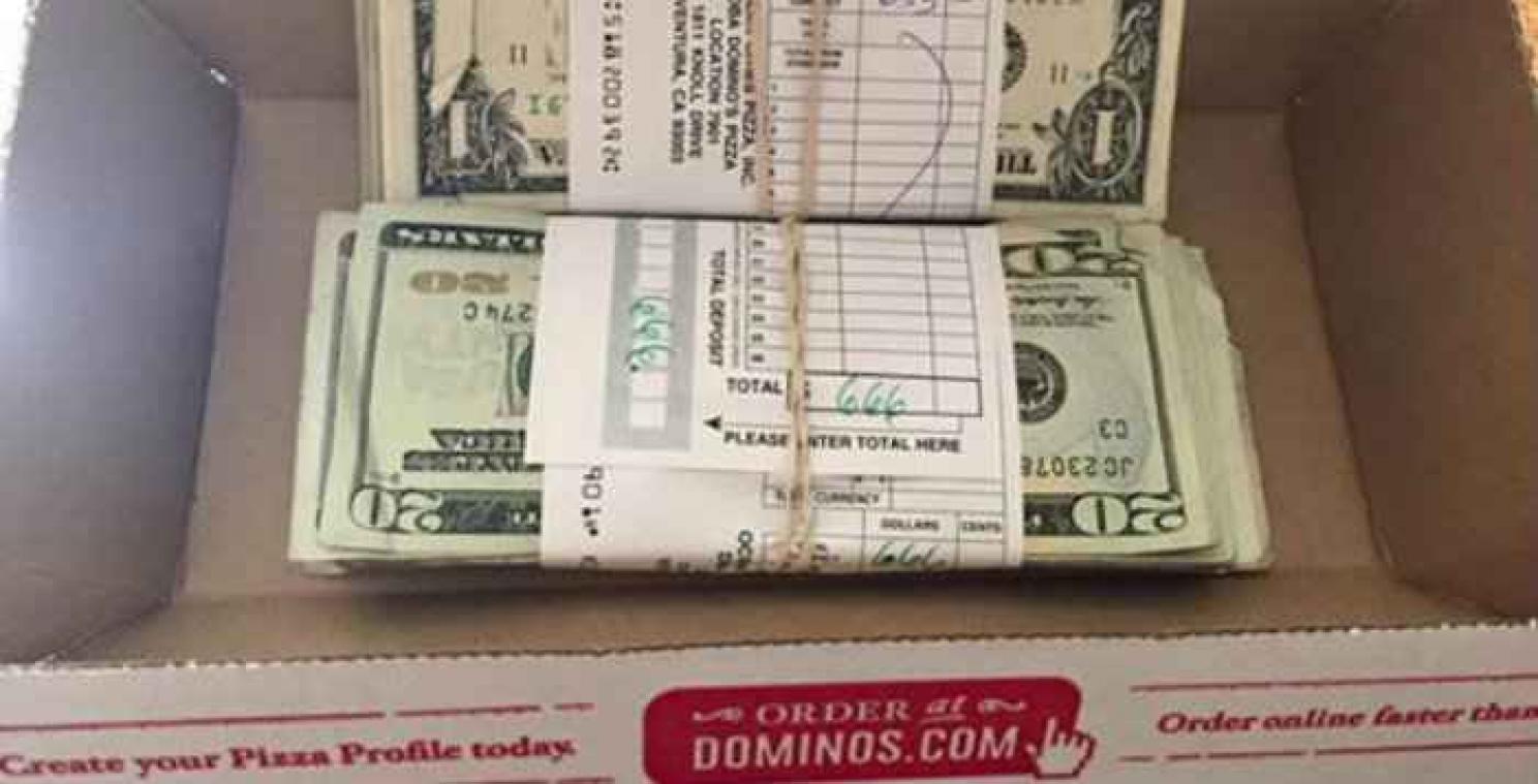 Vrouw treft vijfduizend dollar aan in pizzadoos