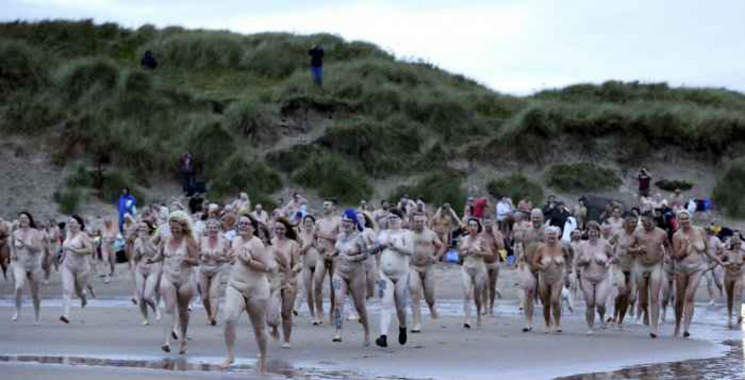 Vijfhonderd naaktzwemmers trotseren de kou voor het goede doel
