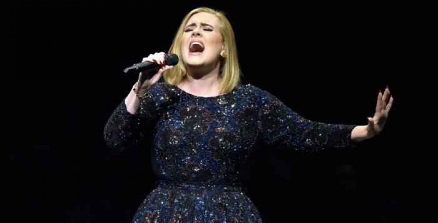 Adele kroont zich tot best verkochte zangeres van de 21ste eeuw
