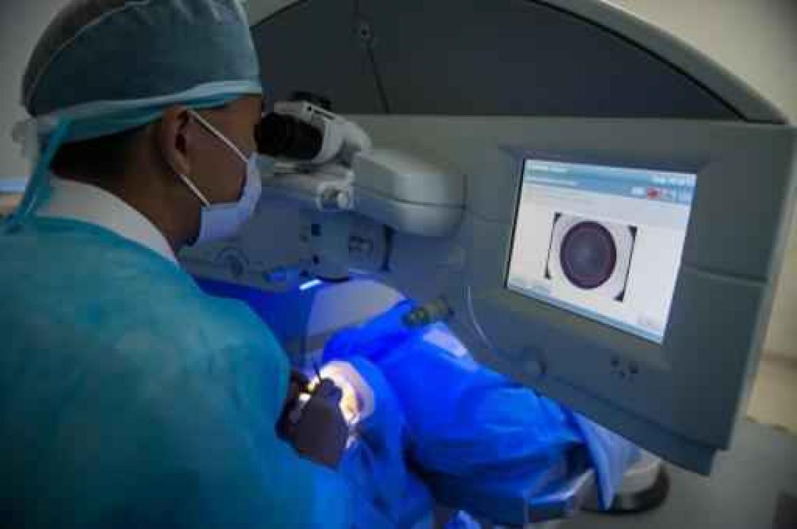 Andy Gijbels wint Vlaamse Phd Cup met werk over robottechnologie voor oogchirurgie