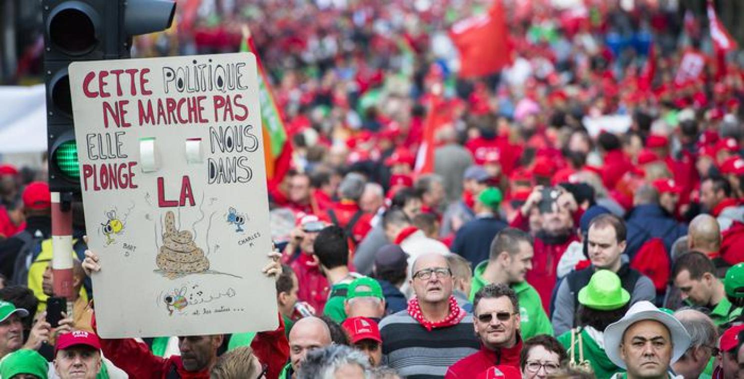 Betogers hekelen &quot;meest asociale regering in jaren&quot;