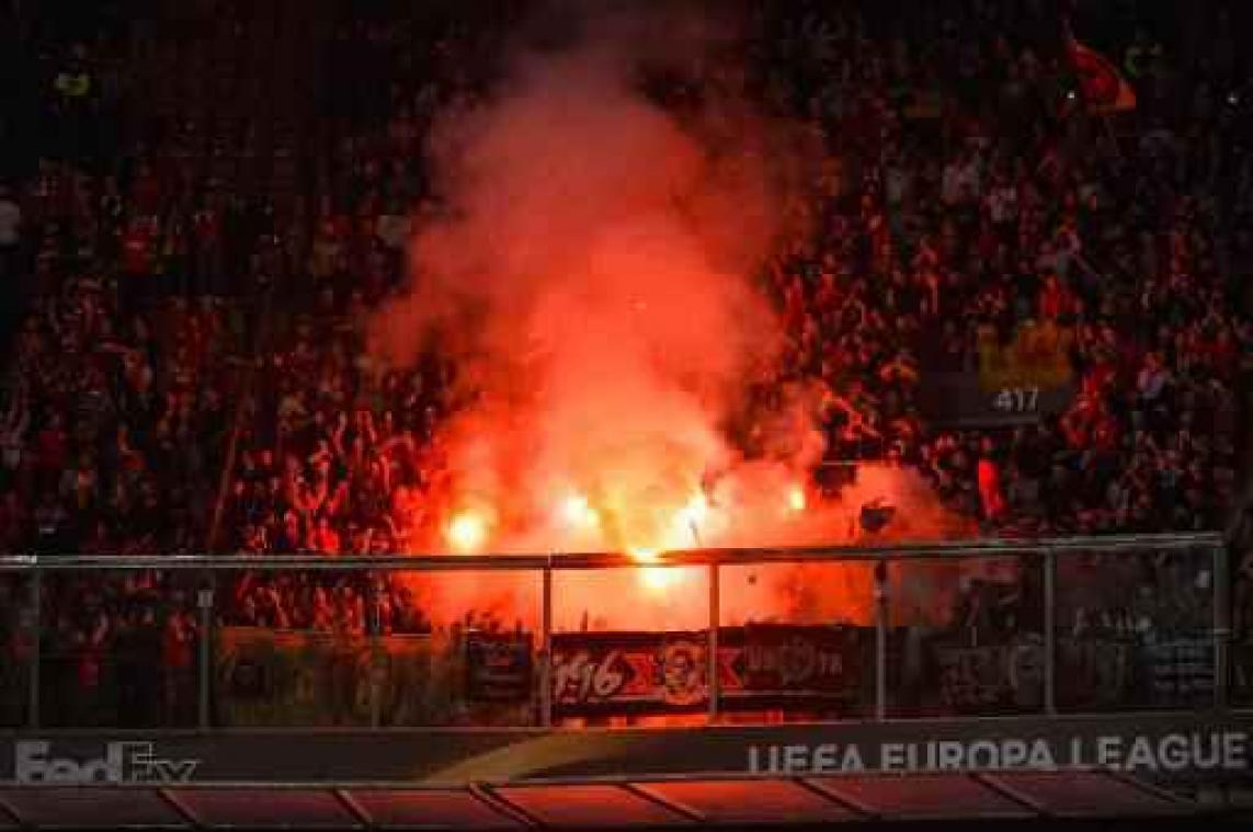 Europa League - Ajax en Standard zoeken vuurwerkgooiers