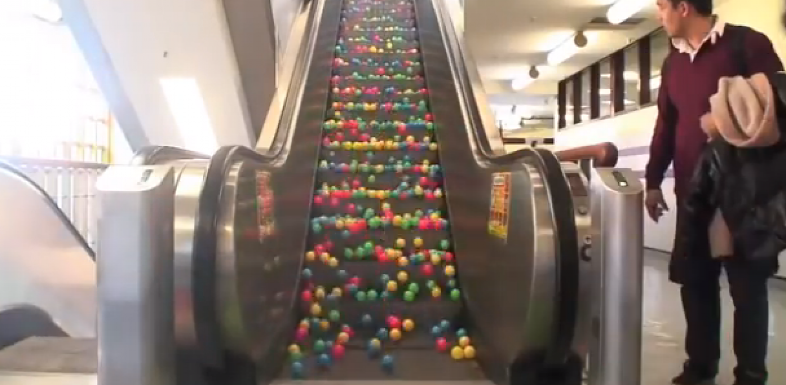 Wat gebeurt er als je ballen loslaat op een roltrap?