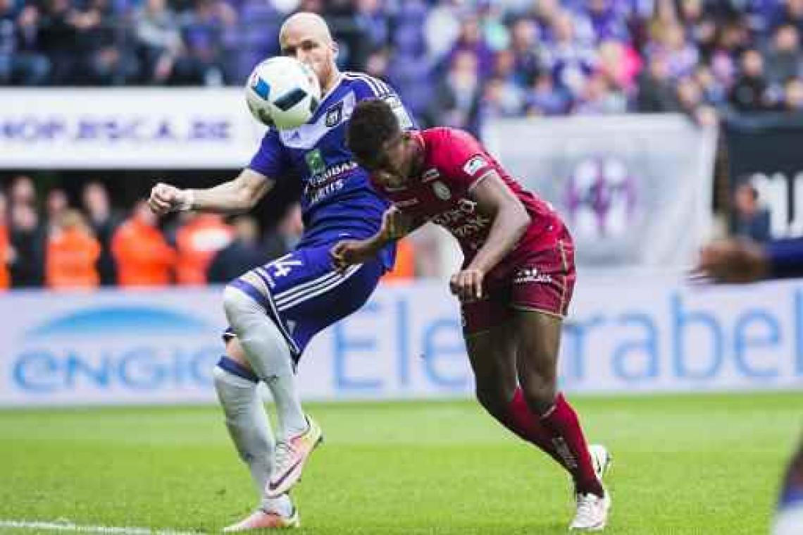 Jonathan Benteke is drie à vier maanden buiten strijd met knieblessure
