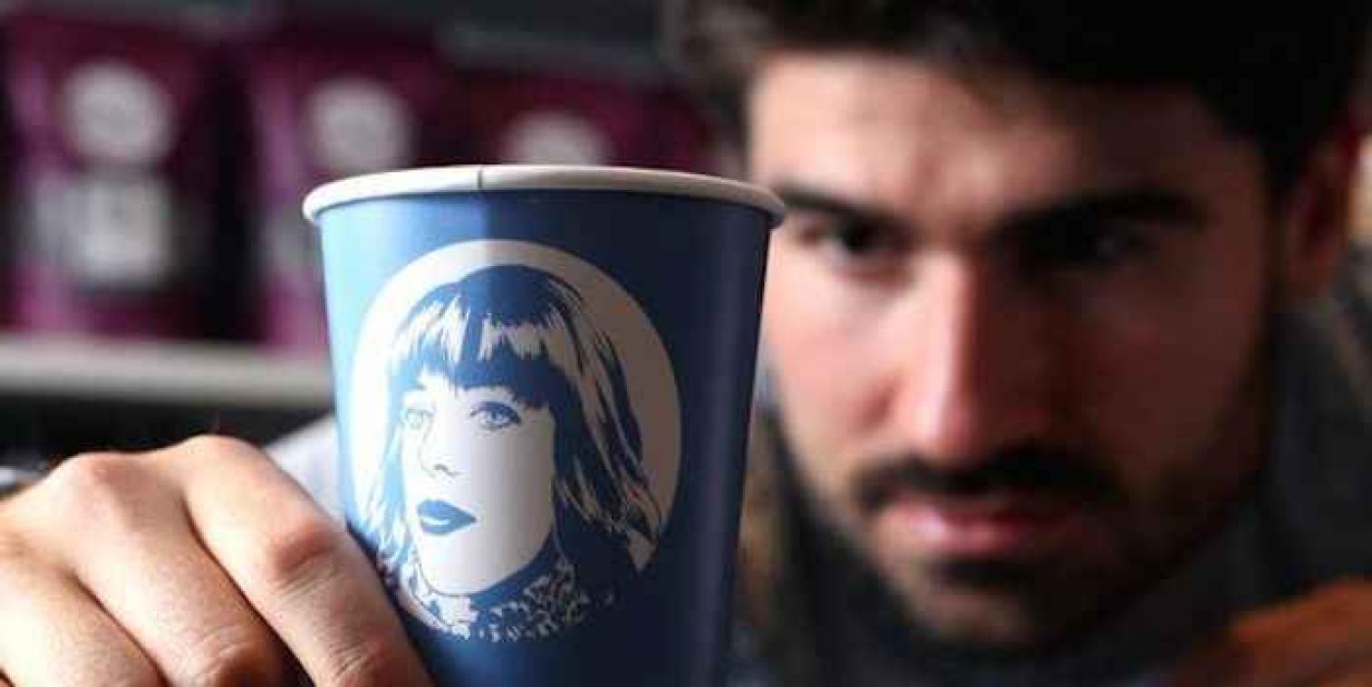 Vrouw zet gezicht op koffiebekers om een date te vinden