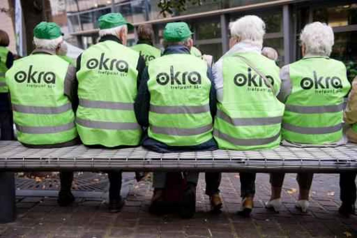 Seniorenflashmob in Antwerpen-Centraal voor wereldwijd betaalbare zorg en pensioen