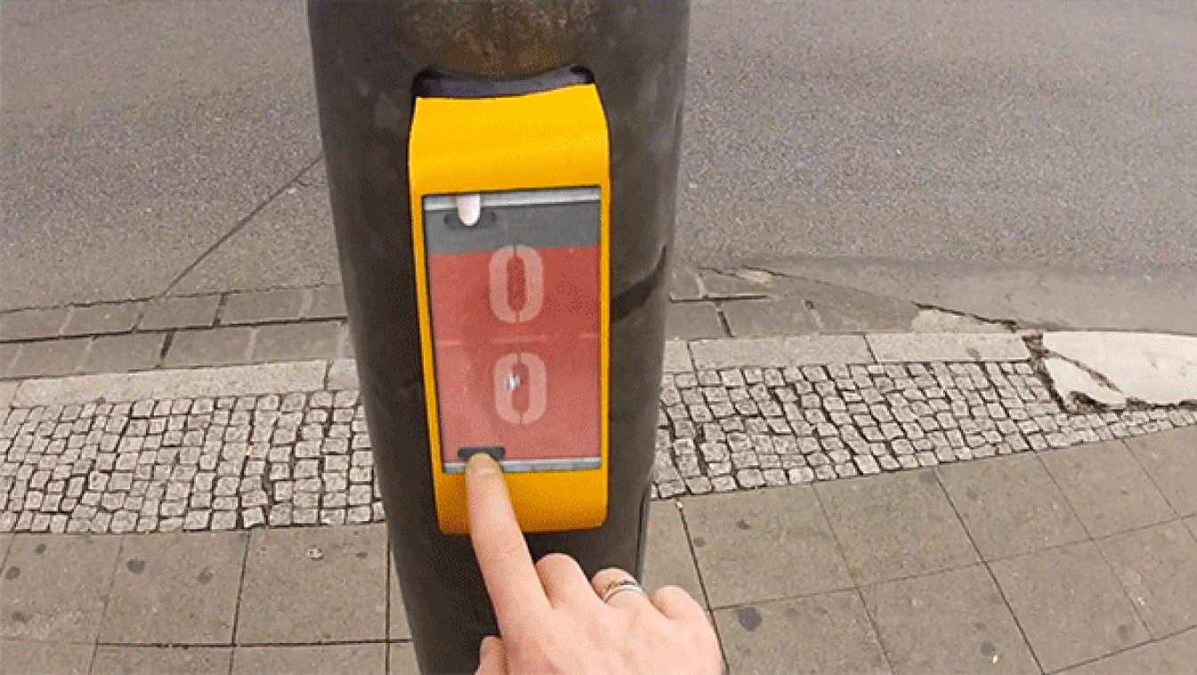 Duitse voetgangers kunnen tegen elkaar pong spelen aan het rode licht