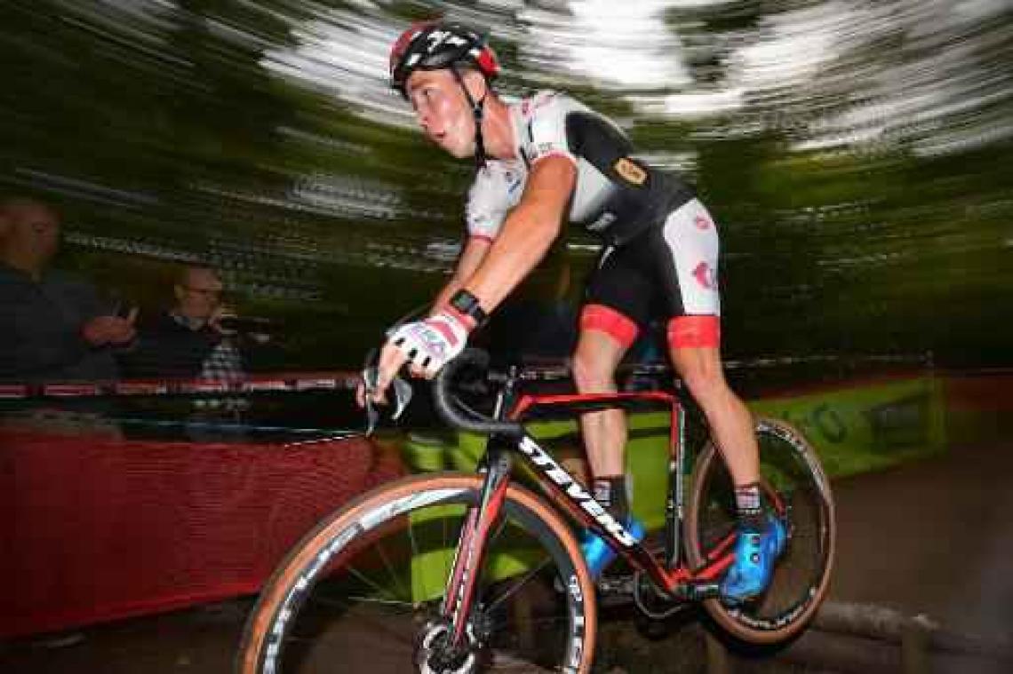 Laurens Sweeck pakt de bloemen in Neerpelt