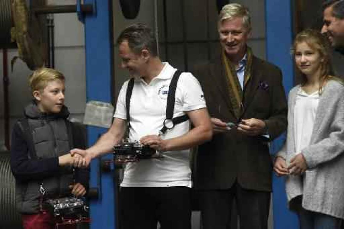 Koning Filip en prinsjes besturen drones