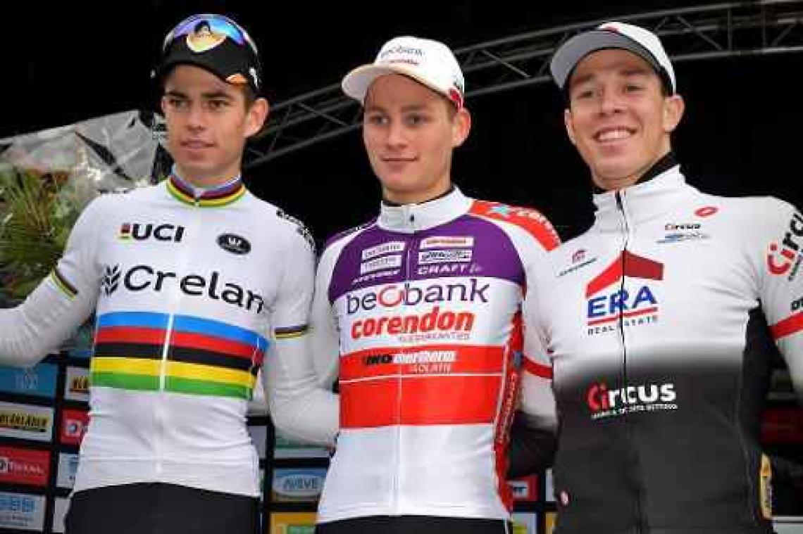 Wederoptredende Mathieu van der Poel klopt Wout van Aert in Gieten