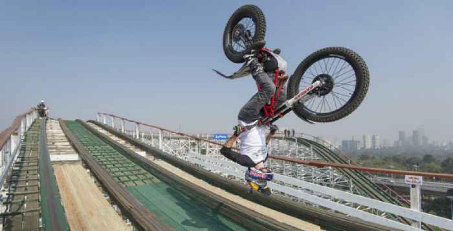 Red Bull Roller Coaster ofwel  spectaculaire motorstunts op een achtbaan