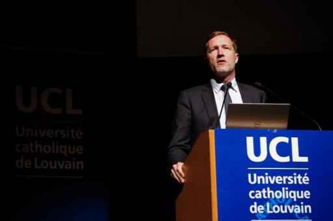 Magnette waarschuwt studenten voor opiniepeilingen