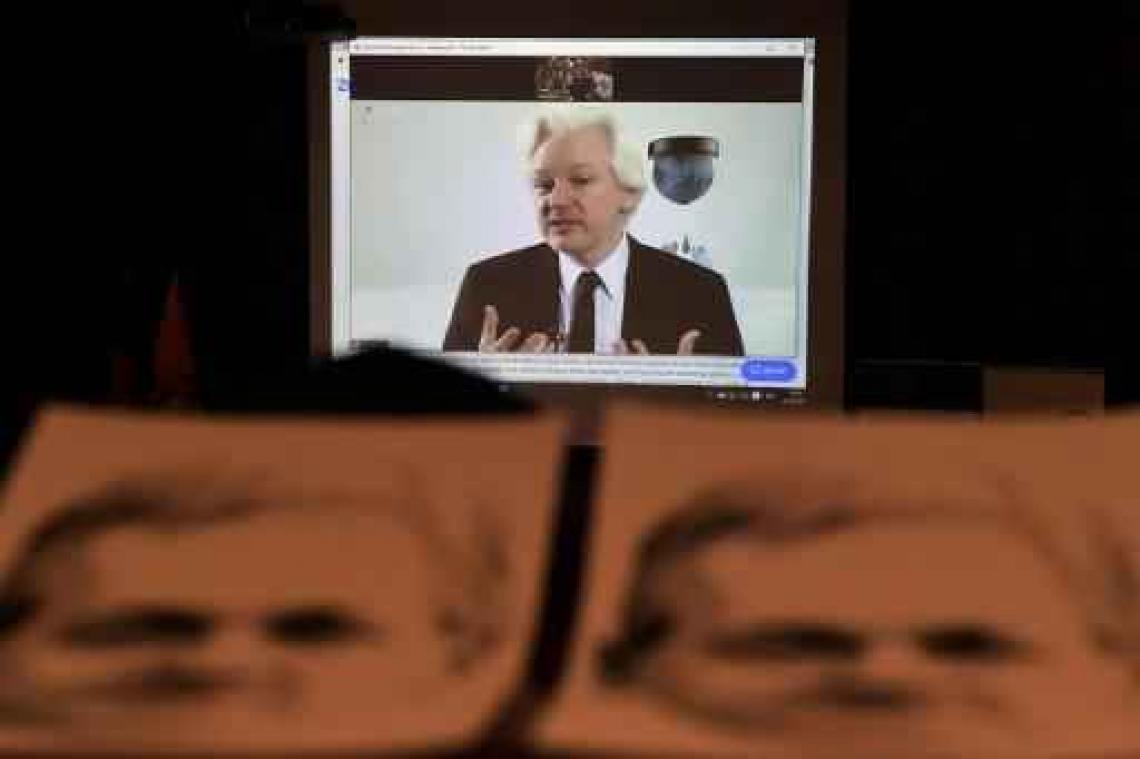 Aankondiging Assange over Clinton uit veiligheidsredenen van Londen naar Berlijn
