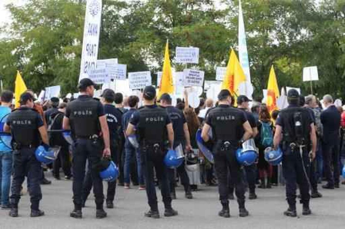 Ankara stuurt meer dan 12.000 politieagenten de laan uit