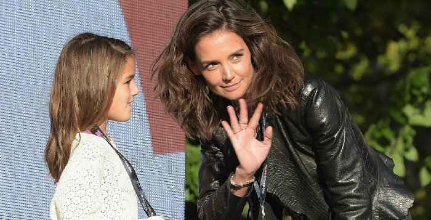 Katie Holmes en 10-jarige dochter Suri bekijken alle speeches van Hillary Clinton