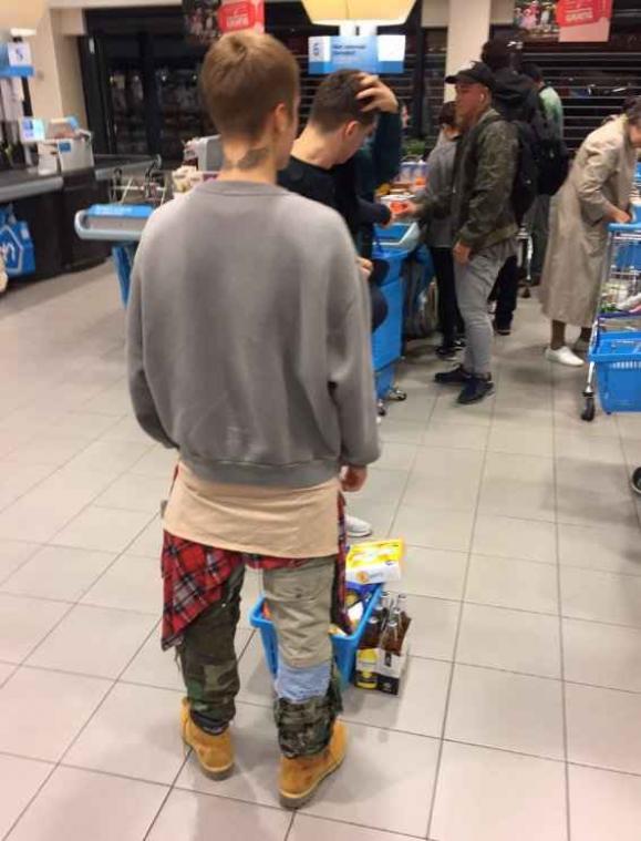 Justin Bieber doet boodschappen in Amsterdamse Albert Heijn