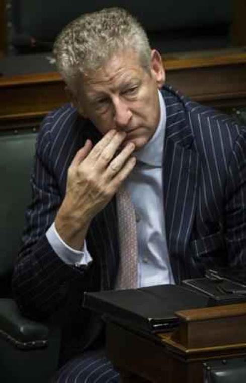Premier tikt Pieter De Crem op de vingers over studie-afwezigheid